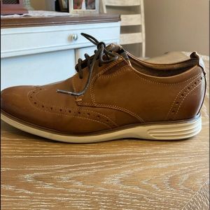 Men’s shoes, size 8